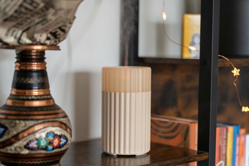 Airbi CANDLE - aroma difuzér se světelným efektem hořící svíčky béžový